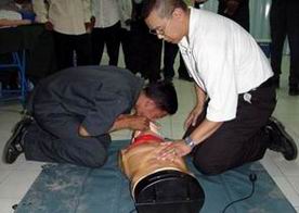 Vu teaching first CPR course